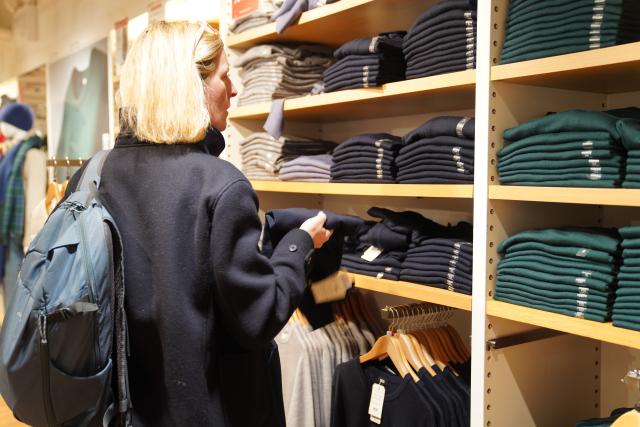 (251017) -- NEW YORK, Oct. 17, 2025 (Xinhua) -- A woman shops at a store in New York, the United States, on Oct. 16, 2025. Due to federal government shutdown, the scheduled Thursday release of U.S. retail sales and PPI data has been delayed. (Xinhua/Zhang Fengguo)