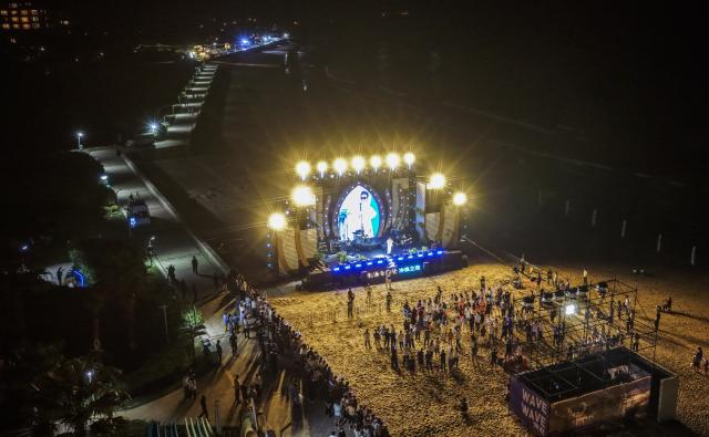 (251017) -- ZHOUSHAN, Oct. 17, 2025 (Xinhua) -- A drone photo taken on Oct. 17, 2025 shows people watching performance during a music festival in Zhujiajian, Zhoushan, east China's Zhejiang Province. The music festival funs from Oct. 17 to 19, marking the beginning of the autumn cultural and tourism festivities. (Xinhua/Xu Yu)