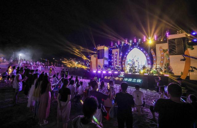 (251017) -- ZHOUSHAN, Oct. 17, 2025 (Xinhua) -- People watch performance during a music festival in Zhujiajian, Zhoushan, east China's Zhejiang Province, Oct. 17, 2025. The music festival funs from Oct. 17 to 19, marking the beginning of the autumn cultural and tourism festivities. (Xinhua/Xu Yu)