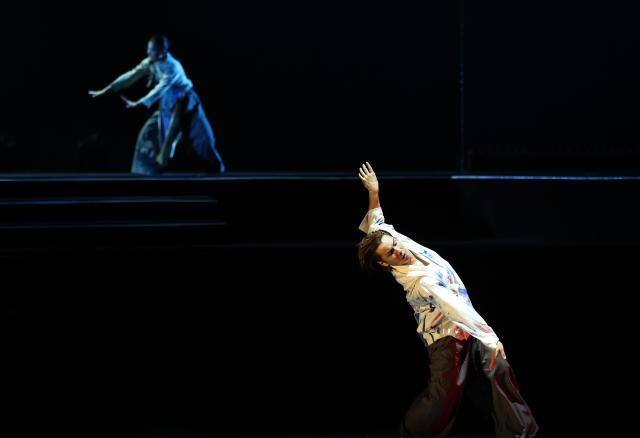 (251017) -- FOSHAN, Oct. 17, 2025 (Xinhua) -- Dancers perform during the 13th China international folk art festival in Foshan, south China's Guangdong Province, Oct. 16, 2025. The folk art festival kicked off here on Thursday. (Xinhua/Huang Guobao)