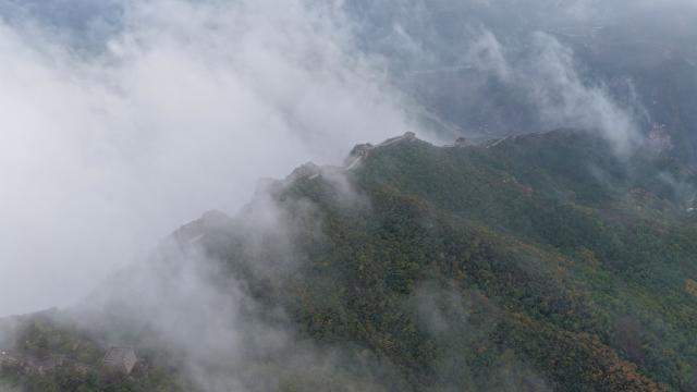 (251017) -- BEIJING, Oct. 17, 2025 (Xinhua) -- An aerial drone photo taken on Oct. 17, 2025 shows a view of the Simatai section of the Great Wall in Beijing, capital of China. (Photo by Zhou Wanping/Xinhua)