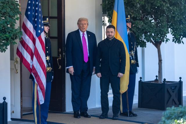(251017) -- WASHINGTON, Oct. 17, 2025 (Xinhua) -- U.S. President Donald Trump (2nd L) welcomes Ukrainian President Volodymyr Zelensky at the White House in Washington, D.C., the United States, Oct 17, 2025. (Xinhua/Hu Yousong)