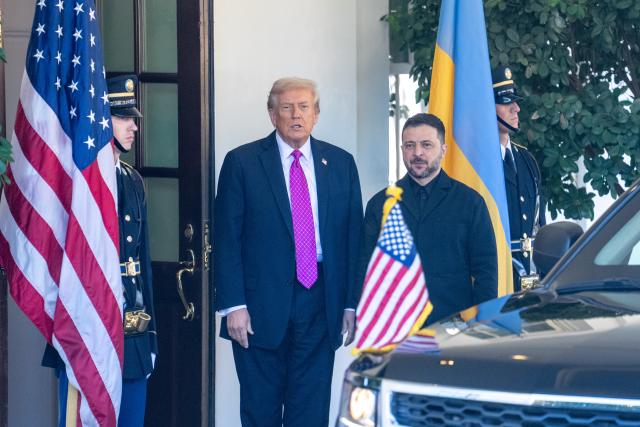 (251017) -- WASHINGTON, Oct. 17, 2025 (Xinhua) -- U.S. President Donald Trump (2nd L) welcomes Ukrainian President Volodymyr Zelensky at the White House in Washington, D.C., the United States, Oct 17, 2025. (Xinhua/Hu Yousong)