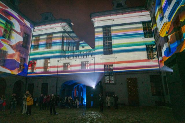 (251017) -- PRAGUE, Oct. 17, 2025 (Xinhua) -- Visitors watch a projection of video mapping during the Signal Festival in Prague, the Czech Republic, Oct. 17, 2025. The streets and historic landmarks of Prague have once again come alive with light and digital art as the 13th edition of the Signal Festival opened on Thursday evening. (Photo by Dana Kesnerova/Xinhua)