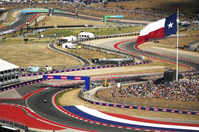 (251018) -- AUSTIN, Oct. 18, 2025 (Xinhua) -- Spectators watch the Qualifying for the Sprint race of the Formula One United States Grand Prix, in Austin, Texas, the United States, Oct. 17, 2025. (Xinhua/Wu Xiaoling)