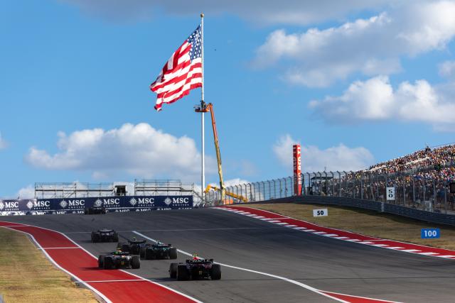 (251018) -- AUSTIN, Oct. 18, 2025 (Xinhua) -- Drivers compete during the Qualifying for the Sprint race of the Formula One United States Grand Prix, in Austin, Texas, the United States, Oct. 17, 2025. (Photo by Song Haiyuan/Xinhua)