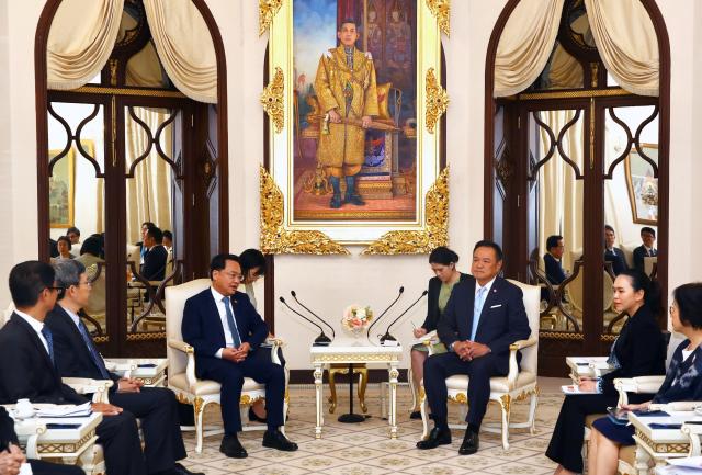 (251018) -- BANGKOK, Oct. 18, 2025 (Xinhua) -- Thai Prime Minister and Minister of Interior Anutin Charnvirakul (C, R) meets with Chinese Ambassador to Thailand Zhang Jianwei in Bangkok, Thailand, Oct. 17, 2025. Anutin said Friday that the new government will strengthen all-round cooperation with China. (Xinhua/Sun Weitong)