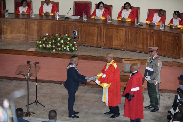 (251018) -- BEIJING, Oct. 18, 2025 (Xinhua) -- Michael Randrianirina (L, front) attends the sworn-in ceremony at the High Constitutional Court of Madagascar in Antananarivo, Madagascar, Oct. 17, 2025. Michael Randrianirina, a Malagasy military officer, was sworn in on Friday as the president of Madagascar in the capital here.
   He took the oath of office at the African island nation's High Constitutional Court. (Photo by Sitraka Rajaonarison/Xinhua)