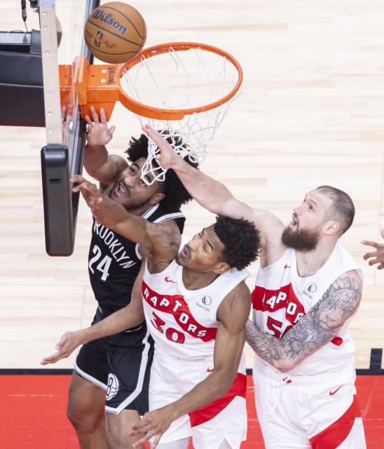 (251018) -- TORONTO, Oct. 18, 2025 (Xinhua) -- Cam Thomas (L) of Brooklyn Nets goes for a layup during the 2025-2026 NBA preseason game between Toronto Raptors and Brooklyn Nets in Toronto, Canada, on Oct. 17, 2025. (Photo by Zou Zheng/Xinhua)