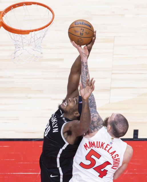 (251018) -- TORONTO, Oct. 18, 2025 (Xinhua) -- Sandro Mamukelashvili (R) of Toronto Raptors vies with Day'Ron Sharpe of Brooklyn Nets during the 2025-2026 NBA preseason game between Toronto Raptors and Brooklyn Nets in Toronto, Canada, on Oct. 17, 2025. (Photo by Zou Zheng/Xinhua)