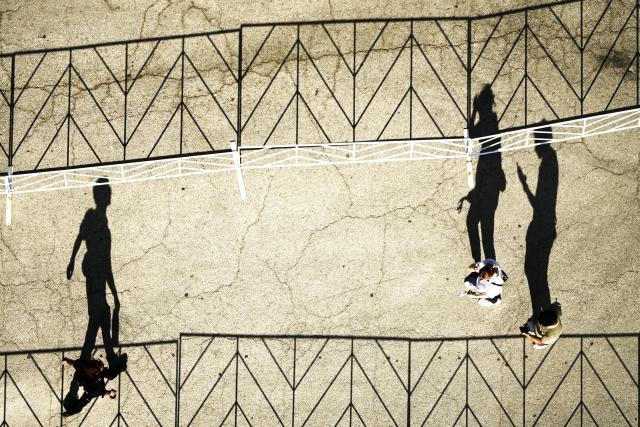 (251018) -- AUSTIN, Oct. 18, 2025 (Xinhua) -- Shadows of people are projected on the ground at sunset in Austin, Texas, the United States, Oct. 17, 2025. (Xinhua/Wu Xiaoling)
