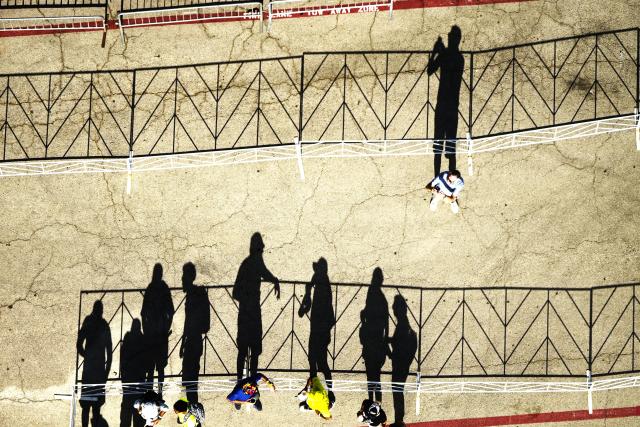 (251018) -- AUSTIN, Oct. 18, 2025 (Xinhua) -- Shadows of people are projected on the ground at sunset in Austin, Texas, the United States, Oct. 17, 2025. (Xinhua/Wu Xiaoling)
