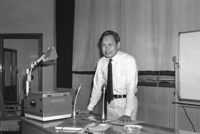 (251018) -- BEIJING, Oct. 18, 2025 (Xinhua) -- This file photo taken on May 26, 1986 shows Chen Ning Yang giving a report to researchers and postgraduates majored in Physics from across the country in Beijing, capital of China. Renowned physicist Chen Ning Yang, a Nobel laureate and academician of the Chinese Academy of Sciences, died in Beijing on Saturday at 103, according to Tsinghua University. (Xinhua/Lan Hongguang)