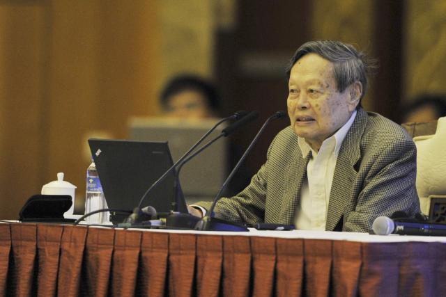(251018) -- BEIJING, Oct. 18, 2025 (Xinhua) -- This file photo taken on May 25, 2013 shows Chen Ning Yang giving a speech at a forum in Guiyang, southwest China's Guizhou Province. Renowned physicist Chen Ning Yang, a Nobel laureate and academician of the Chinese Academy of Sciences, died in Beijing on Saturday at 103, according to Tsinghua University. (Xinhua/Ou Dongqu)