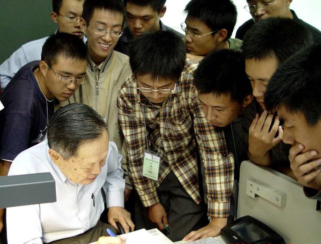 (251018) -- BEIJING, Oct. 18, 2025 (Xinhua) -- This file photo taken in September, 2004 shows Chen Ning Yang tutoring undergraduates at Tsinghua University in Beijing, capital of China. Renowned physicist Chen Ning Yang, a Nobel laureate and academician of the Chinese Academy of Sciences, died in Beijing on Saturday at 103, according to Tsinghua University. (Tsinghua University/Handout via Xinhua)