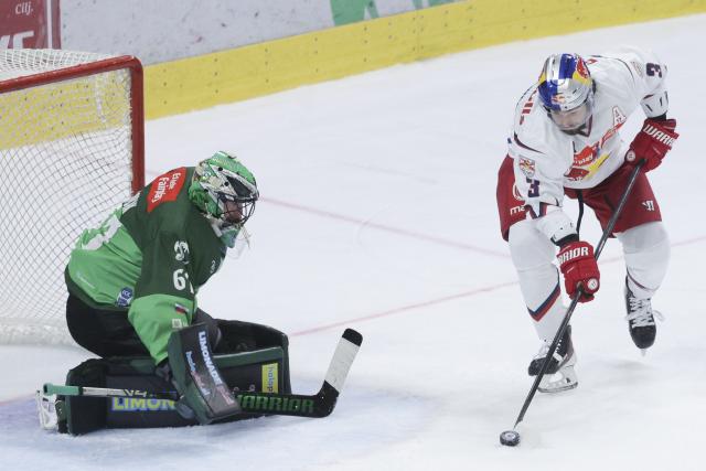 (251018) -- LJUBLJANA, Oct. 18, 2025 (Xinhua) -- Peter Schneider (R) of Red Bull Salzburg competes during the 2025/26 Win2day Ice Hockey League match between HK Olimpija and EC Red Bull Salzburg in Ljubljana, Slovenia, Oct.17, 2025. (Photo by Zeljko Stevanic/Xinhua)