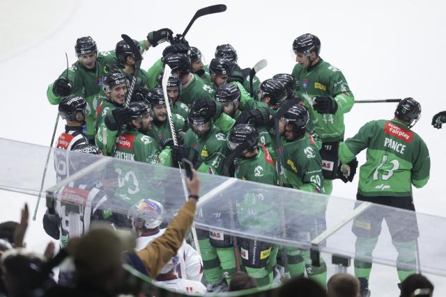 (251018) -- LJUBLJANA, Oct. 18, 2025 (Xinhua) -- Players of the HK Olimpija celebrate victory after the 2025/26 Win2day Ice Hockey League match between HK Olimpija and EC Red Bull Salzburg in Ljubljana, Slovenia, Oct.17, 2025. (Photo by Zeljko Stevanic/Xinhua)