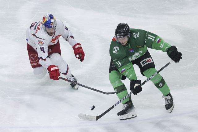 (251018) -- LJUBLJANA, Oct. 18, 2025 (Xinhua) -- Nash Nienhuis (L) of EC Red Bull Salzburg battles for the puck against Maks Bukovec of HK Olimpija during the 2025/26 Win2day Ice Hockey League match between HK Olimpija and EC Red Bull Salzburg in Ljubljana, Slovenia, Oct.17, 2025. (Photo by Zeljko Stevanic/Xinhua)