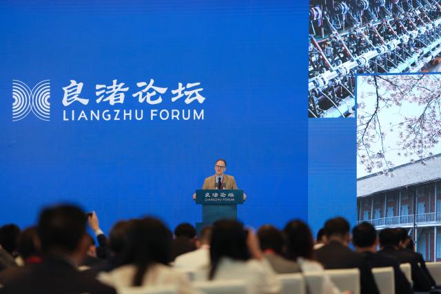 (251018) -- HANGZHOU, Oct. 18, 2025 (Xinhua) -- Tim Winter, research cluster leader of Inter-Asian Engagements at the Asia Research Institute of National University of Singapore, and fellow of the Australian Academy of the Humanities, delivers a keynote speech during the third Liangzhu Forum in Hangzhou, east China's Zhejiang Province, Oct. 18, 2025. Themed on "Revitalization of Civilization: Cultural Heritage and Human Culture Diversity," the third Liangzhu Forum opened here on Saturday. (Xinhua/Huang Zongzhi)
