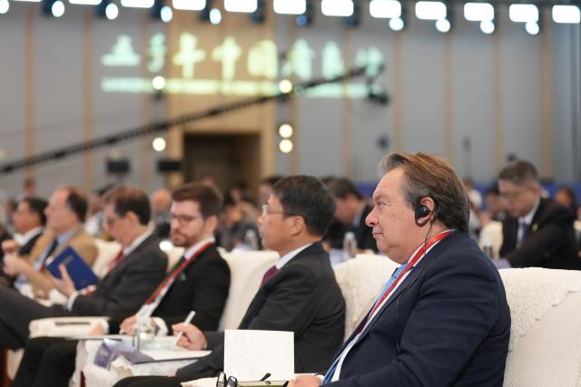 (251018) -- HANGZHOU, Oct. 18, 2025 (Xinhua) -- Guests attend the third Liangzhu Forum in Hangzhou, east China's Zhejiang Province, Oct. 18, 2025. Themed on "Revitalization of Civilization: Cultural Heritage and Human Culture Diversity," the third Liangzhu Forum opened here on Saturday. (Xinhua/Huang Zongzhi)