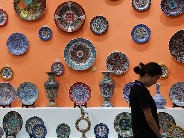 (251018) -- JINGDEZHEN, Oct. 18, 2025 (Xinhua) -- A visitor visits the exhibition area of Türkiye during the 2025 China Jingdezhen International Ceramic Expo in Jingdezhen, east China's Jiangxi Province, Oct. 18, 2025. The 2025 China Jingdezhen International Ceramic Expo opened on Saturday in Jingdezhen, an eastern Chinese city famed as the "porcelain capital," attracting more than 1,000 buyers from home and abroad. (Xinhua/Zhou Mi)