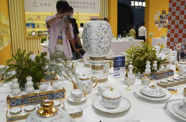 (251018) -- JINGDEZHEN, Oct. 18, 2025 (Xinhua) -- This photo taken on Oct. 18, 2025 shows the ceramic dinnerwares exhibited during the 2025 China Jingdezhen International Ceramic Expo in Jingdezhen, east China's Jiangxi Province. The 2025 China Jingdezhen International Ceramic Expo opened on Saturday in Jingdezhen, an eastern Chinese city famed as the "porcelain capital," attracting more than 1,000 buyers from home and abroad. (Xinhua/Zhou Mi)