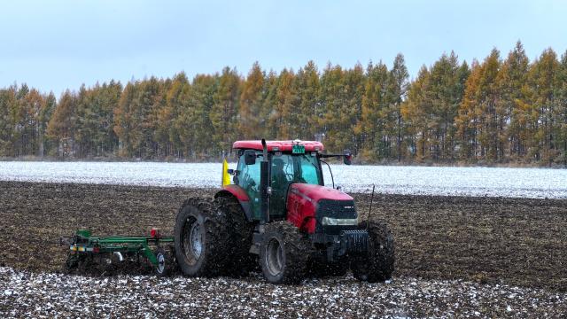 (251018) -- HARBIN, Oct. 18, 2025 (Xinhua) -- An aerial drone photo taken on Oct. 17, 2025 shows an agricultural machinery working in a snow-covered field of a farming company under Beidahuang Group in northeast China's Heilongjiang Province. As many areas in Heilongjiang Province have experienced snowfall, some agricultural production units of the Beidahuang Group have prepared the soil for winter before the ground freezes. (Photo by Qian Boyu/Xinhua)