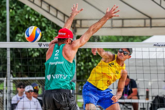 (251018) -- LAGUNA PROVINCE, Oct. 18, 2025 (Xinhua) -- Sofyan Rachman Efendi (back) of Indonesia competes against Alex Ranghieri of Italy during the men's quarterfinal match between Manuel Alfieri/Alex Ranghieri of Italy and Bintang Akbar/Sofyan Rachman Efendi of Indonesia at the Volleyball World Beach Pro Tour in Laguna Province, the Philippines, Oct. 18, 2025. (Xinhua/Rouelle Umali)