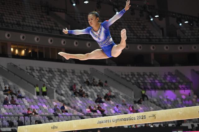 (251018) -- JAKARTA, Oct. 18, 2025 (Xinhua) -- Zhang Qingying of China practices on the balance beam as preparation of the 53rd FIG Artistic Gymnastics World Championships in Jakarta, Indonesia, Oct. 18, 2025. The 53rd FIG Artistic Gymnastics World Championships are being held in Jakarta, Indonesia, from Oct. 19 to Oct. 25, 2025. (Xinhua/Agung Kuncahya B.)