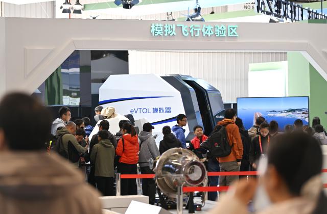 (251018) -- TIANJIN, Oct. 18, 2025 (Xinhua) -- People visit the 7th China Helicopter Exposition in north China's Tianjin Municipality, Oct. 18, 2025. The exposition opened to the general public on Saturday. (Xinhua/Li Ran)