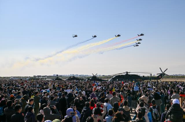 (251018) -- TIANJIN, Oct. 18, 2025 (Xinhua) -- Helicopters of the Fenglei aerobatic team of the Chinese People's Liberation Army (PLA) perform during the 7th China Helicopter Exposition in north China's Tianjin Municipality, Oct. 18, 2025. The exposition opened to the general public on Saturday. (Xinhua/Sun Fanyue)
