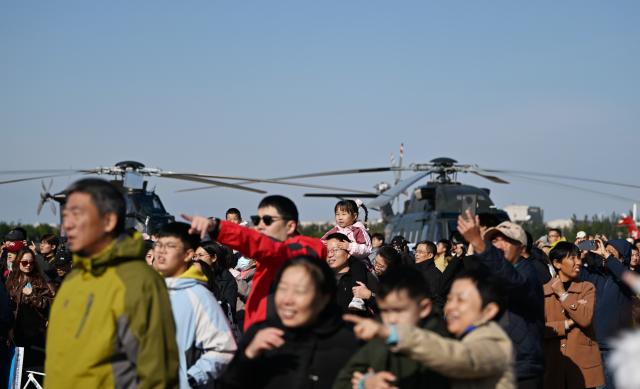 (251018) -- TIANJIN, Oct. 18, 2025 (Xinhua) -- People watch an aircraft performance during the 7th China Helicopter Exposition in north China's Tianjin Municipality, Oct. 18, 2025. The exposition opened to the general public on Saturday. (Xinhua/Li Ran)