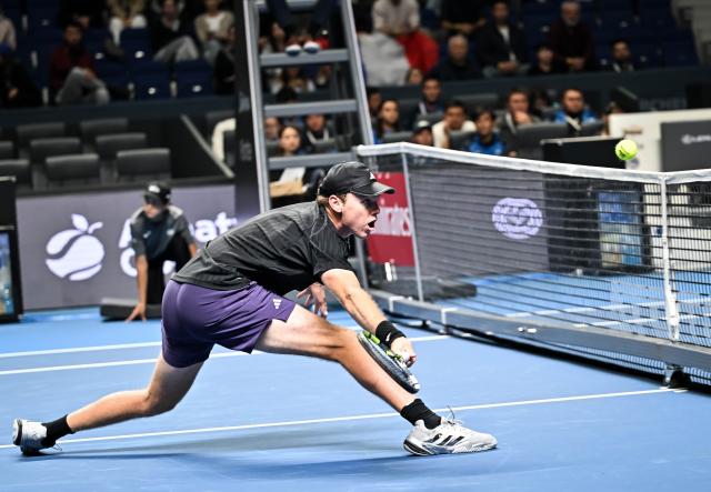 (251019) -- ALMATY, Oct. 19, 2025 (Xinhua) -- Alex Michelsen of the United States hits a return during the men's singles semifinal match against Corentin Moutet of France at the ATP 250 Almaty Tennis Open in Almaty, Kazakhstan, on Oct. 18, 2025. (Xinhua/Li Renzi)
