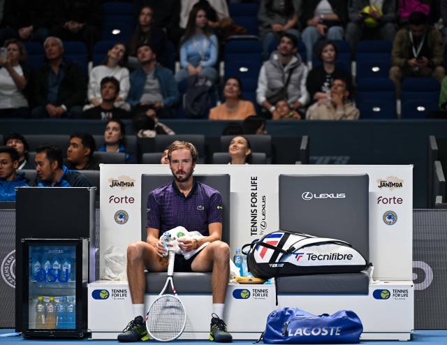 (251019) -- ALMATY, Oct. 19, 2025 (Xinhua) -- Daniil Medvedev of Russia takes a break during the men's singles semifinal match against James Duckworth of Australia at the ATP250 Almaty Tennis Open in Almaty, Kazakhstan, on Oct. 18, 2025. (Xinhua/Li Renzi)