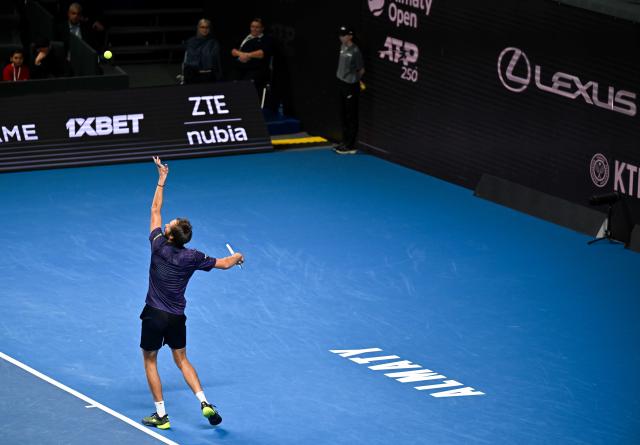 (251019) -- ALMATY, Oct. 19, 2025 (Xinhua) -- Daniil Medvedev of Russia serves during the men's singles semifinal match against James Duckworth of Australia at the ATP250 Almaty Tennis Open in Almaty, Kazakhstan, on Oct. 18, 2025. (Xinhua/Li Renzi)