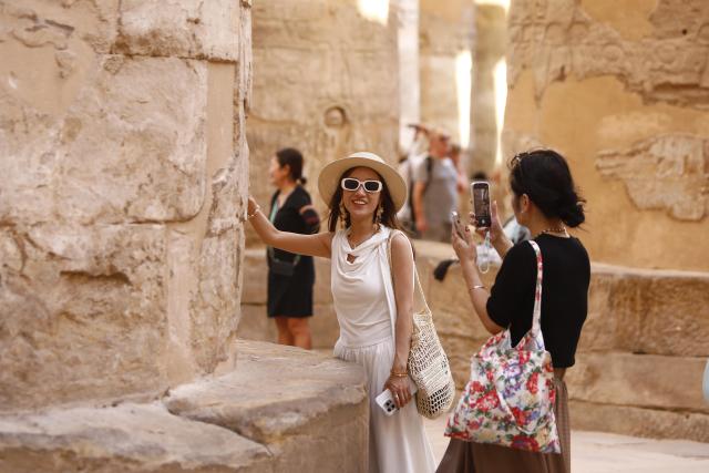(251019) -- LUXOR, Oct. 19, 2025 (Xinhua) -- Chinese tourists take photos while touring the Karnak Temple Complex in Luxor, Egypt, on Oct. 5, 2025.
  TO GO WITH "Roundup: Chinese tourists help drive winter tourism revival in Egypt's Luxor " (Xinhua/Ahmed Gomaa)