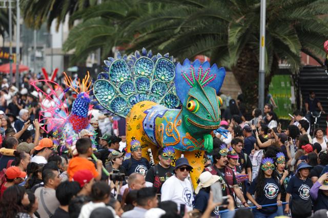 (251019) -- MEXICO CITY, Oct. 19, 2025 (Xinhua) -- An "alebrije" is seen during the Monumental Alebrijes Parade 2025 in Mexico City, Mexico, Oct. 18, 2025.
  Alebrijes are brightly colored folk art sculptures of fantastical creatures. (Photo by Francisco Canedo/Xinhua)