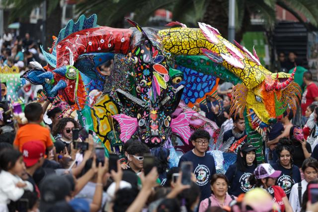 (251019) -- MEXICO CITY, Oct. 19, 2025 (Xinhua) -- An "alebrije" is seen during the Monumental Alebrijes Parade 2025 in Mexico City, Mexico, Oct. 18, 2025.
  Alebrijes are brightly colored folk art sculptures of fantastical creatures. (Photo by Francisco Canedo/Xinhua)