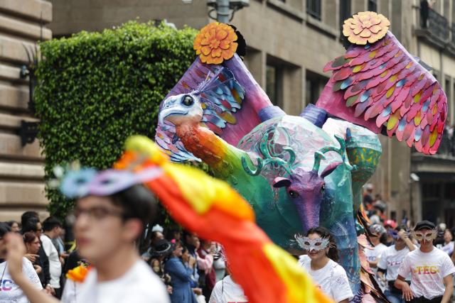(251019) -- MEXICO CITY, Oct. 19, 2025 (Xinhua) -- An "alebrije" is seen during the Monumental Alebrijes Parade 2025 in Mexico City, Mexico, Oct. 18, 2025.
  Alebrijes are brightly colored folk art sculptures of fantastical creatures. (Photo by Francisco Canedo/Xinhua)