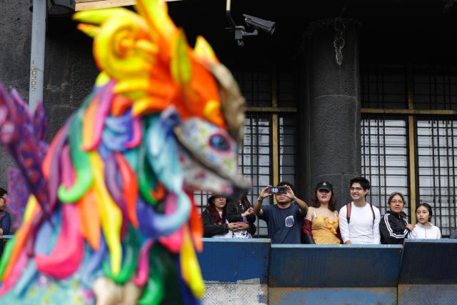 (251019) -- MEXICO CITY, Oct. 19, 2025 (Xinhua) -- An "alebrije" is seen during the Monumental Alebrijes Parade 2025 in Mexico City, Mexico, Oct. 18, 2025.
  Alebrijes are brightly colored folk art sculptures of fantastical creatures. (Photo by Francisco Canedo/Xinhua)