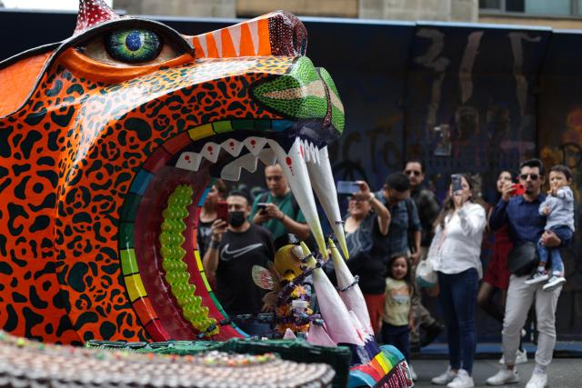 (251019) -- MEXICO CITY, Oct. 19, 2025 (Xinhua) -- An "alebrije" is seen during the Monumental Alebrijes Parade 2025 in Mexico City, Mexico, Oct. 18, 2025.
  Alebrijes are brightly colored folk art sculptures of fantastical creatures. (Photo by Francisco Canedo/Xinhua)
