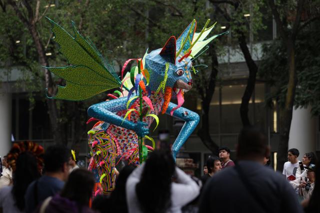 (251019) -- MEXICO CITY, Oct. 19, 2025 (Xinhua) -- An "alebrije" is seen during the Monumental Alebrijes Parade 2025 in Mexico City, Mexico, Oct. 18, 2025.
  Alebrijes are brightly colored folk art sculptures of fantastical creatures. (Photo by Francisco Canedo/Xinhua)