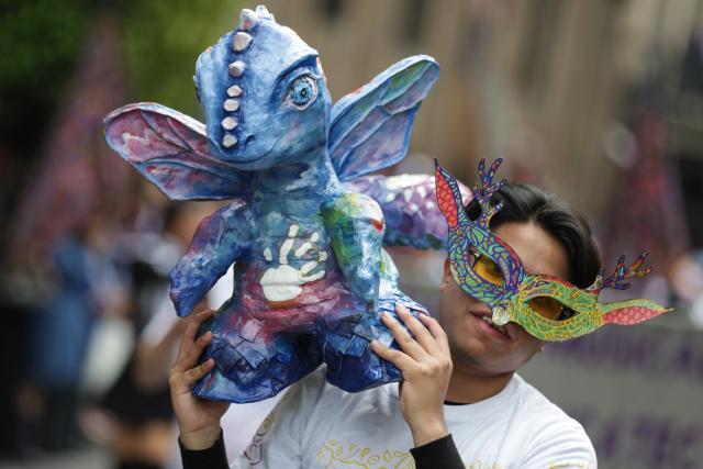 (251019) -- MEXICO CITY, Oct. 19, 2025 (Xinhua) -- An "alebrije" is seen during the Monumental Alebrijes Parade 2025 in Mexico City, Mexico, Oct. 18, 2025.
  Alebrijes are brightly colored folk art sculptures of fantastical creatures. (Photo by Francisco Canedo/Xinhua)