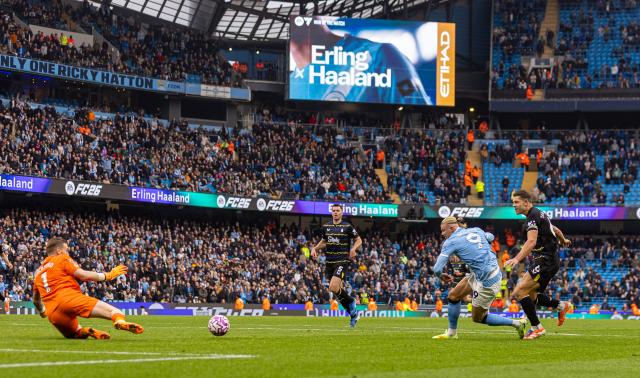 (251019) -- MANCHESTER, Oct. 19, 2025 (Xinhua) -- Manchester City's Erling Haaland (2nd R) is denied a hat-trick by Everton's goalkeeper Jordan Pickford (1st L) during the English Premier League match between Manchester City FC and Everton FC in Manchester, Britain, on Oct. 18, 2025. (Xinhua)
FOR EDITORIAL USE ONLY. NOT FOR SALE FOR MARKETING OR ADVERTISING CAMPAIGNS. NO USE WITH UNAUTHORIZED AUDIO, VIDEO, DATA, FIXTURE LISTS, CLUB/LEAGUE LOGOS OR "LIVE" SERVICES. ONLINE IN-MATCH USE LIMITED TO 45 IMAGES, NO VIDEO EMULATION. NO USE IN BETTING, GAMES OR SINGLE CLUB/LEAGUE/PLAYER PUBLICATIONS.