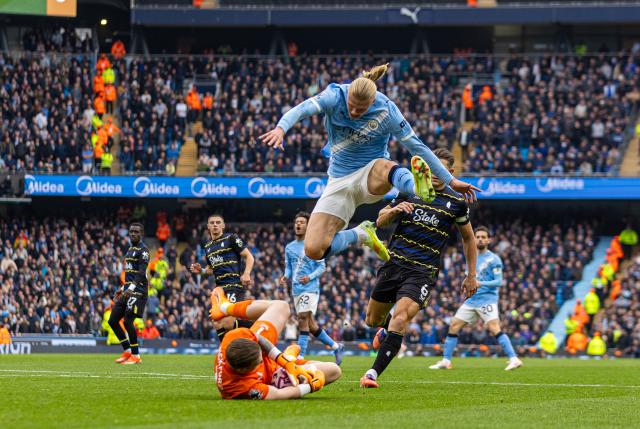 (251019) -- MANCHESTER, Oct. 19, 2025 (Xinhua) -- Manchester City's Erling Haaland (front R) skips over Everton's goalkeeper Jordan Pickford during the English Premier League match between Manchester City FC and Everton FC in Manchester, Britain, on Oct. 18, 2025. (Xinhua)
FOR EDITORIAL USE ONLY. NOT FOR SALE FOR MARKETING OR ADVERTISING CAMPAIGNS. NO USE WITH UNAUTHORIZED AUDIO, VIDEO, DATA, FIXTURE LISTS, CLUB/LEAGUE LOGOS OR "LIVE" SERVICES. ONLINE IN-MATCH USE LIMITED TO 45 IMAGES, NO VIDEO EMULATION. NO USE IN BETTING, GAMES OR SINGLE CLUB/LEAGUE/PLAYER PUBLICATIONS.