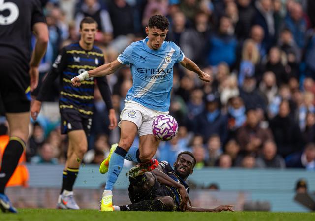 (251019) -- MANCHESTER, Oct. 19, 2025 (Xinhua) -- Manchester City's Phil Foden (front L) vies for the ball during the English Premier League match between Manchester City FC and Everton FC in Manchester, Britain, on Oct. 18, 2025. (Xinhua)
FOR EDITORIAL USE ONLY. NOT FOR SALE FOR MARKETING OR ADVERTISING CAMPAIGNS. NO USE WITH UNAUTHORIZED AUDIO, VIDEO, DATA, FIXTURE LISTS, CLUB/LEAGUE LOGOS OR "LIVE" SERVICES. ONLINE IN-MATCH USE LIMITED TO 45 IMAGES, NO VIDEO EMULATION. NO USE IN BETTING, GAMES OR SINGLE CLUB/LEAGUE/PLAYER PUBLICATIONS.