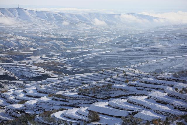 (251018) -- BEIJING, Oct. 18, 2025 (Xinhua) -- This photo taken on Oct. 17, 2025 shows the snow-covered landscape in Qinglanshan Township, Anding District, Dingxi City, northwest China's Gansu Province. (Photo by Wang Kexian/Xinhua)