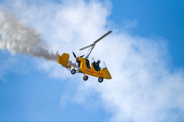 (251018) -- BEIJING, Oct. 18, 2025 (Xinhua) -- A gyrocopter performs during the 7th China Helicopter Exposition in north China's Tianjin, Oct. 18, 2025.
  The exposition opened to the public on Saturday. (Xinhua/Zhao Zishuo)