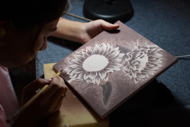 (251018) -- BEIJING, Oct. 18, 2025 (Xinhua) -- An artist paints a blue and white porcelain panel at a ceramic carnival held as a sideline event of the 2025 China Jingdezhen International Ceramic Expo in Jingdezhen, east China's Jiangxi Province, Oct. 17, 2025.
  The 2025 China Jingdezhen International Ceramic Expo opened on Oct. 18 in Jingdezhen, an eastern Chinese city famed as the "porcelain capital," attracting more than 1,000 buyers from home and abroad. (Xinhua/Zhou Mi)