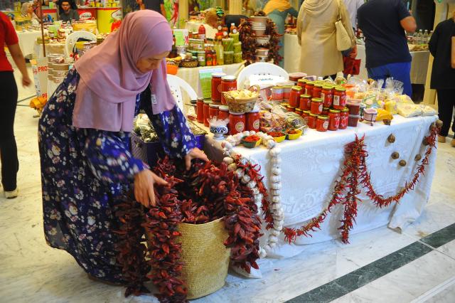 (251019) -- NABEUL, Oct. 19, 2025 (Xinhua) -- A woman sorts red chili peppers for making hot sauce at the Harissa Festival held in Nabeul, Tunis, Oct. 18, 2025.
  The eastern Tunisian city of Nabeul hosted the Harissa Festival from October 17 to 19.
  Harissa, primarily produced in the Nabeul region, was inscribed on the UNESCO Intangible Cultural Heritage List in 2022. (Photo by Adel Ezzine/Xinhua)